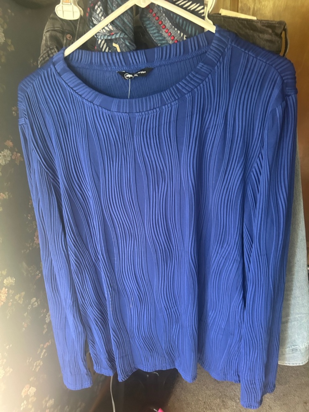 Pretty garden NWT/ royal blue top / seersucker style / long sleeves/ very comfy